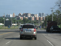 Bij het binnenrijden van Panama City